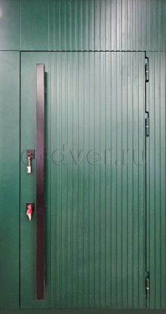 Зеленая высокая дверь с рейками с вертикальной ручкой